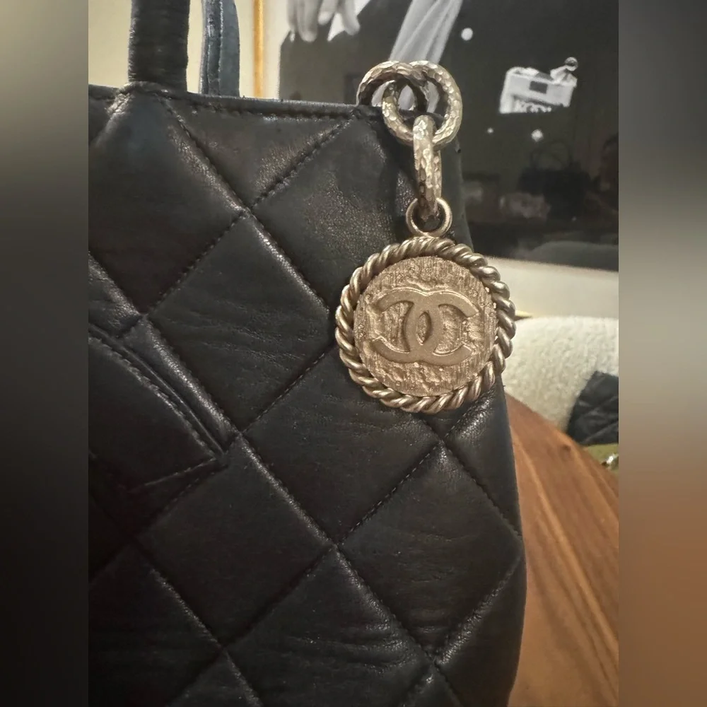 Chanel quilted Medallion tote - Picture 2 of 14